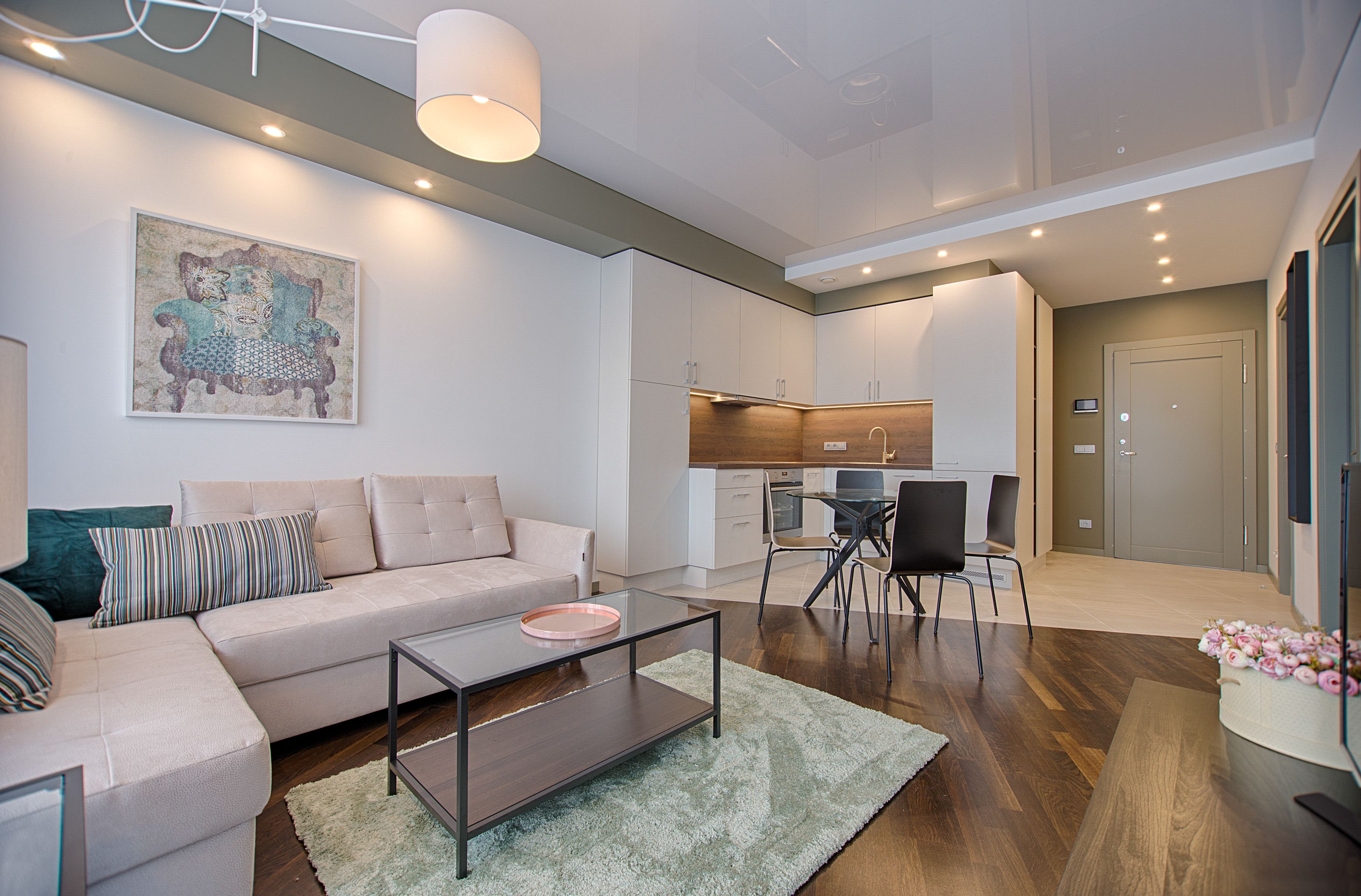 Светъл градски апартамент с хол, трапезария и компактна кухня в open-plan